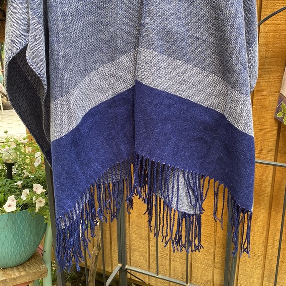 Jack & Missy Woven Cape - Picture 6 of 11